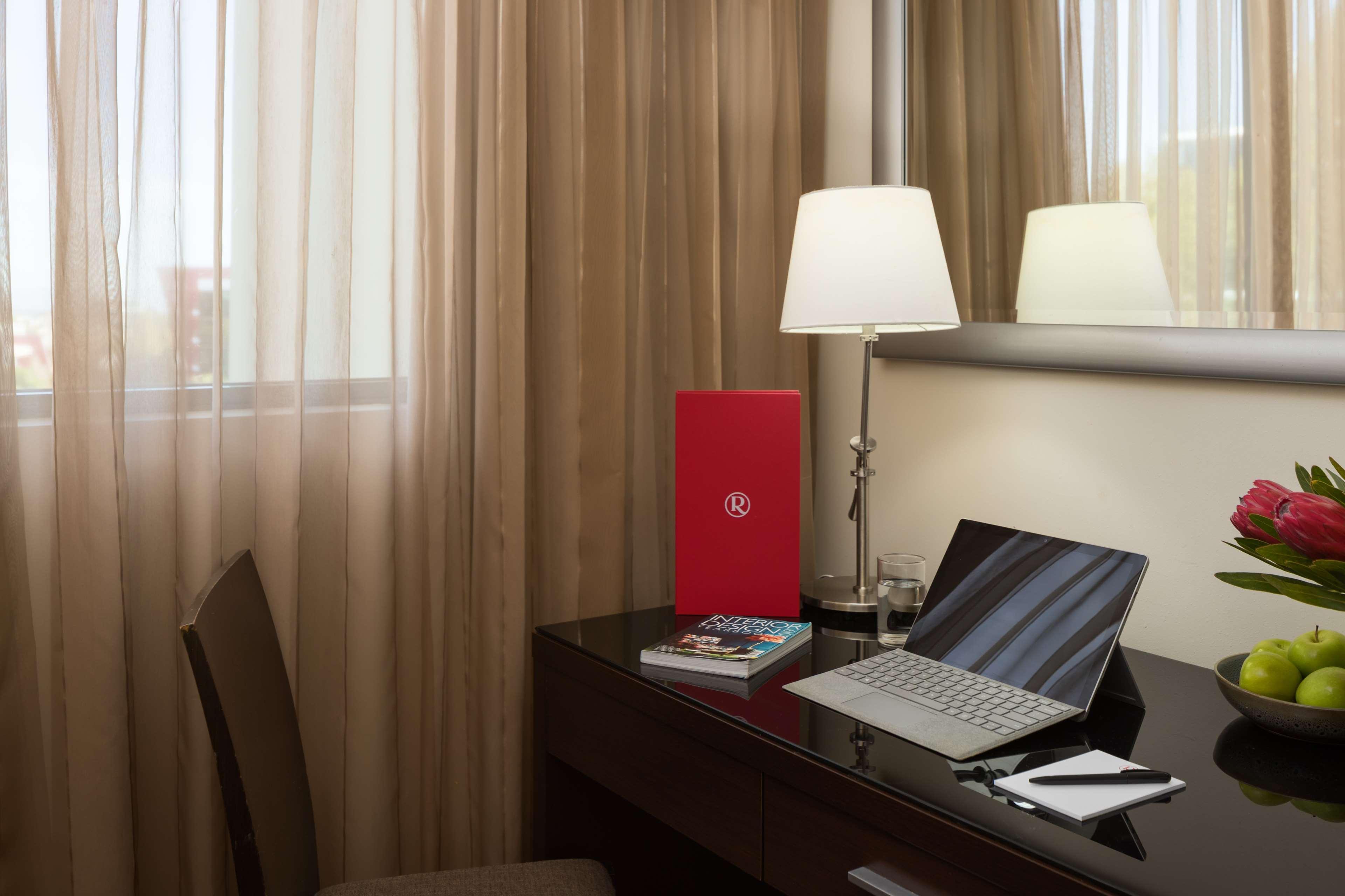 Visy Dior Hotel Бокъм Хилс Екстериор снимка