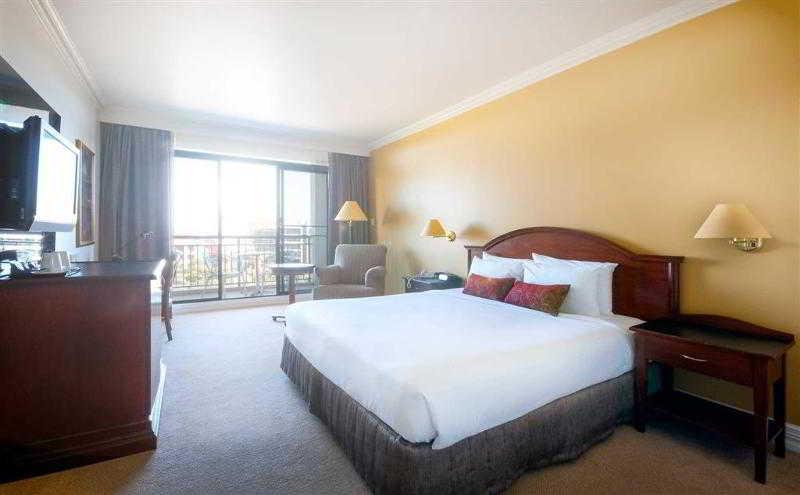 Visy Dior Hotel Бокъм Хилс Екстериор снимка