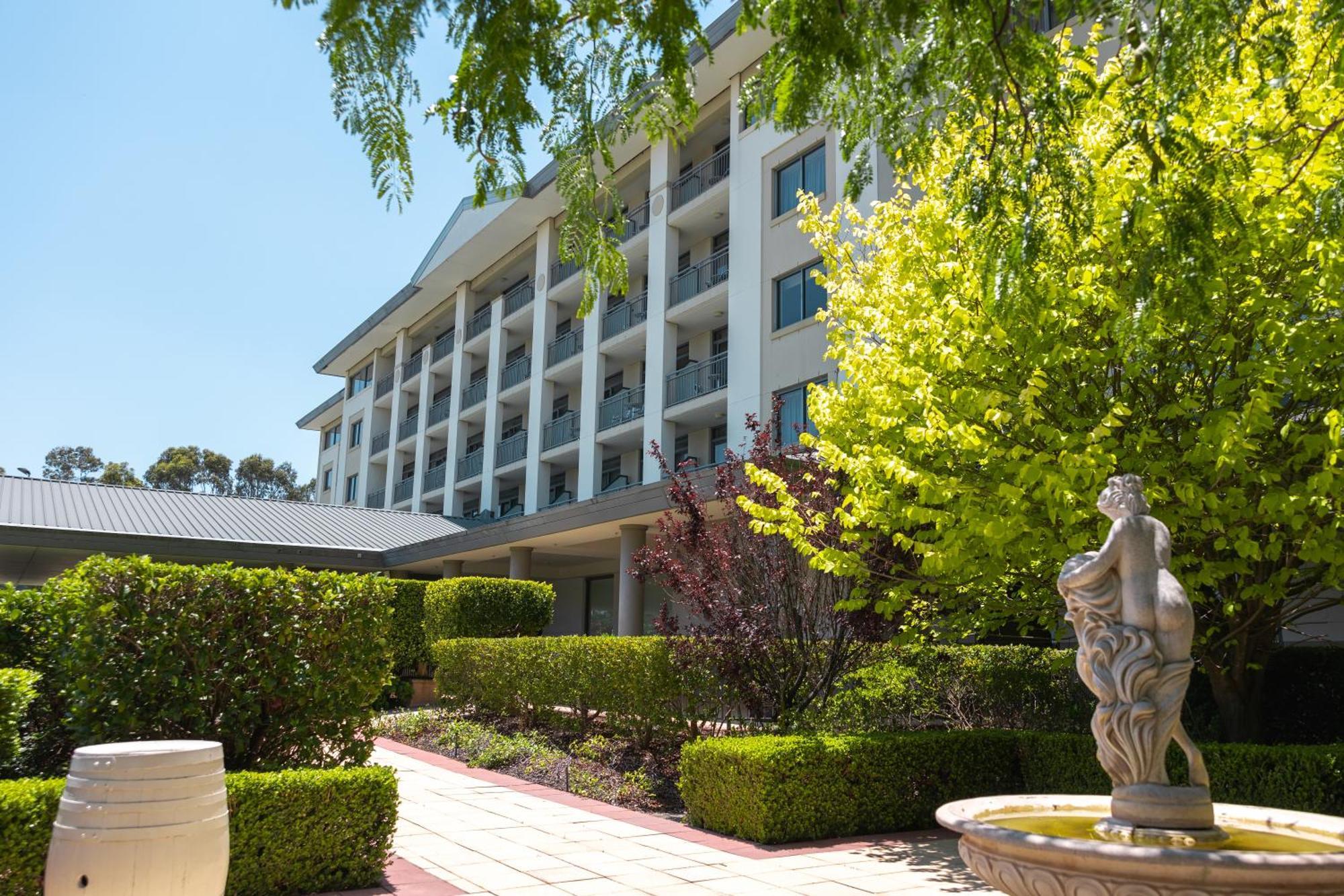 Visy Dior Hotel Бокъм Хилс Екстериор снимка